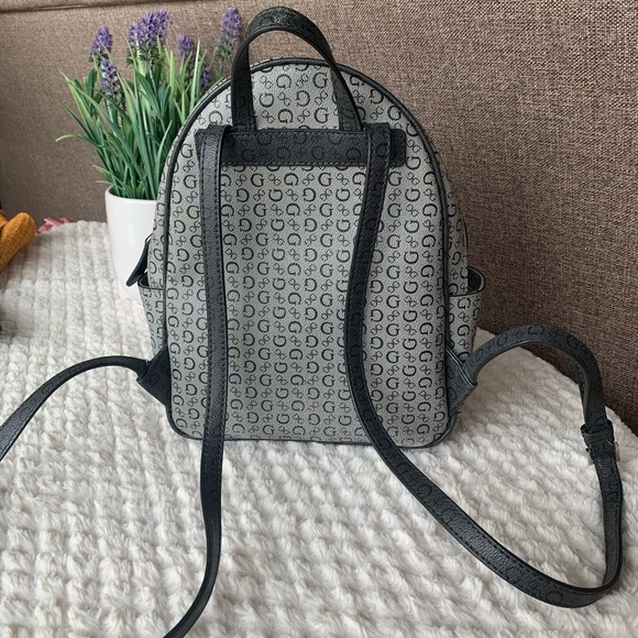 Guess backpack - Picture 3 of 11